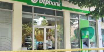 Grabitësi i zbrazi çanten klientes në sportel dhe arkën e bankës, policia arreston rojen pas grabitjes te OTP Bank