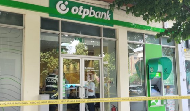 Grabitësi i zbrazi çanten klientes në sportel dhe arkën e bankës, policia arreston rojen pas grabitjes te OTP Bank