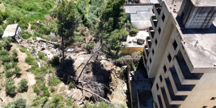 Rrëshqitjet e dheut në Durrës rrezikojnë banorët dhe bizneset pranë bregdetit