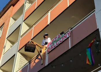Pica që zbret nga ballkoni me litar, ideja që ktheu një pallat në Oslo në pikë takimi për lagjen