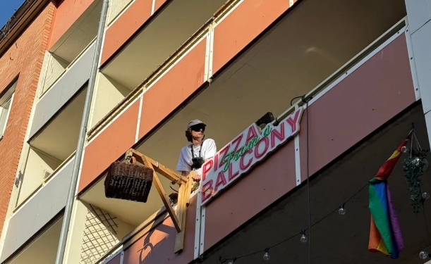 Pica që zbret nga ballkoni me litar, ideja që ktheu një pallat në Oslo në pikë takimi për lagjen