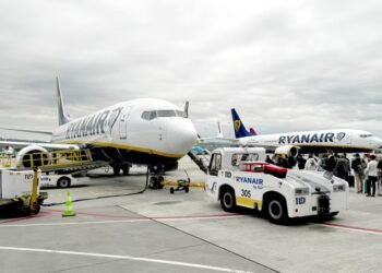 “Paguaj që të ulesh pranë fëmijës tënd!” RyanAir nën hetim në Angli