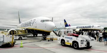 “Paguaj që të ulesh pranë fëmijës tënd!” RyanAir nën hetim në Angli