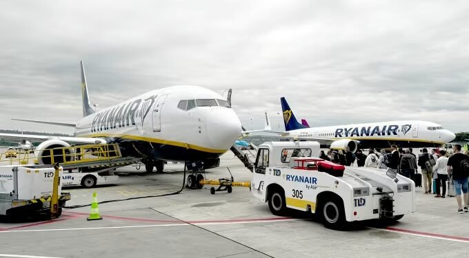 “Paguaj që të ulesh pranë fëmijës tënd!” RyanAir nën hetim në Angli