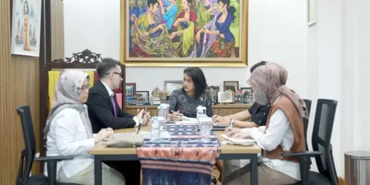 Shqiptarët ikën, Delina Ibrahimaj kërkon emigrantë nëpër botë për të plotësuar boshllëqet e krahut të punës