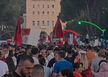 Kush do të ndryshojë (marshin) i pari?
