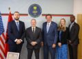 Qose vlerëson këshilltarin amerikan Richard F. Bates në rritjen e standardeve të AMP-së
