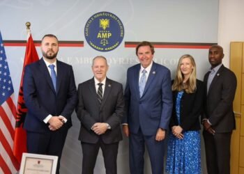 Qose vlerëson këshilltarin amerikan Richard F. Bates në rritjen e standardeve të AMP-së