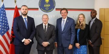 Qose vlerëson këshilltarin amerikan Richard F. Bates në rritjen e standardeve të AMP-së