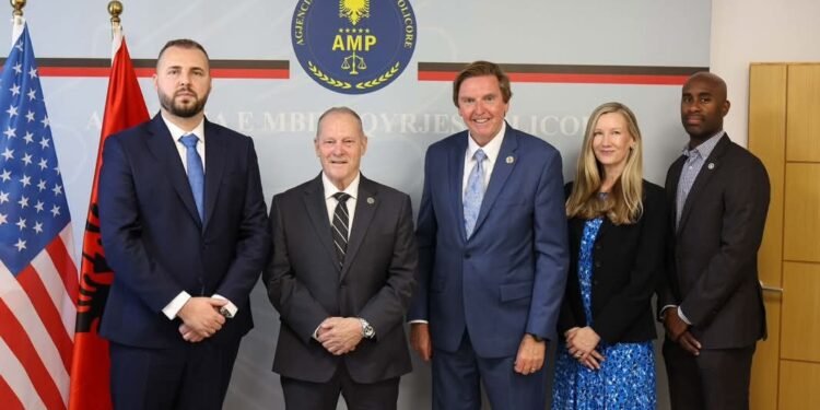 Qose vlerëson këshilltarin amerikan Richard F. Bates në rritjen e standardeve të AMP-së