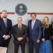 Qose vlerëson këshilltarin amerikan Richard F. Bates në rritjen e standardeve të AMP-së