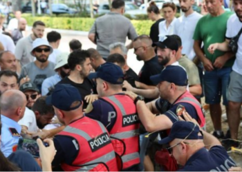 Dalin SMS-të, Erion Braçe dhe Admir Kadelli kërkuan ndërhyrjen e policisë sepse protestuesit po gjuanin me vezë, pastaj nisi zvarritja