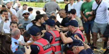 Dalin SMS-të, Erion Braçe dhe Admir Kadelli kërkuan ndërhyrjen e policisë sepse protestuesit po gjuanin me vezë, pastaj nisi zvarritja