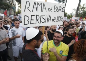Bloomberg: Në Shqipëri, vala më e madhe e protestave në 30 vjet