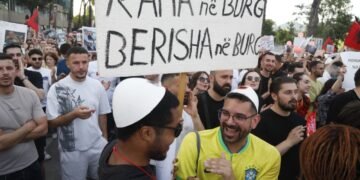 Bloomberg: Në Shqipëri, vala më e madhe e protestave në 30 vjet