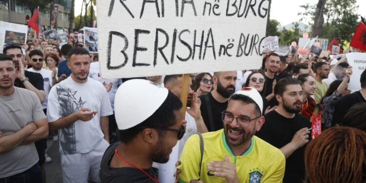 Bloomberg: Në Shqipëri, vala më e madhe e protestave në 30 vjet