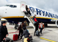 Ryanair ndryshon rregullat pas presionit nga autoritetet britanike: Prindërit do të ulen falas pranë fëmijëve në avion