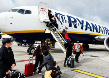 Ryanair ndryshon rregullat pas presionit nga autoritetet britanike: Prindërit do të ulen falas pranë fëmijëve në avion