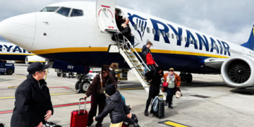 Ryanair ndryshon rregullat pas presionit nga autoritetet britanike: Prindërit do të ulen falas pranë fëmijëve në avion