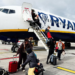Ryanair ndryshon rregullat pas presionit nga autoritetet britanike: Prindërit do të ulen falas pranë fëmijëve në avion