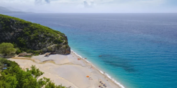 “GB News”: Himara mes destinacioneve më të kërkuara nga britanikët për verën e 2026-ës