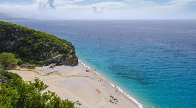 “GB News”: Himara mes destinacioneve më të kërkuara nga britanikët për verën e 2026-ës
