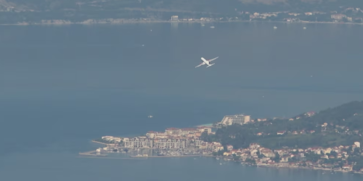 Një fluturim nga Beogradi ndalohet në aeroportin e Tivatit, Policia malazeze kontrollon udhëtarët