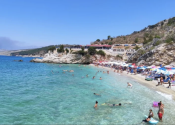 Pas “pikës së voçkël” në Gjirin e Manastirit, nis uzurpimi i Plazhit të Pasqyrave në Ksamil