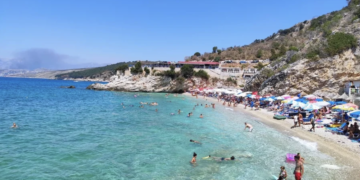 Pas “pikës së voçkël” në Gjirin e Manastirit, nis uzurpimi i Plazhit të Pasqyrave në Ksamil