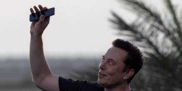 Elon Musk, trilioneri i parë në botë