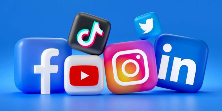 Shqiptarët mbeten të “lidhur” me rrjetet sociale, vazhdojnë të dominojnë komunikimin online