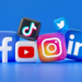 Shqiptarët mbeten të “lidhur” me rrjetet sociale, vazhdojnë të dominojnë komunikimin online