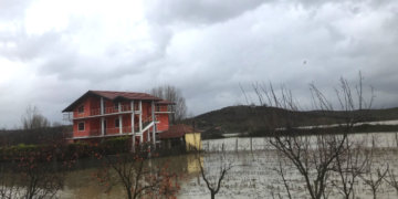 Përmbytjet dhe thatësirat rrisin numrin e kredive të këqija: Si po e kërcënon klima stabilitetin financiar në Shqipëri?