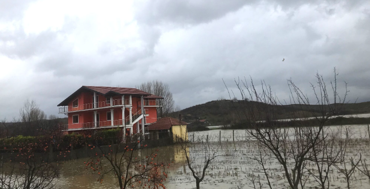 Përmbytjet dhe thatësirat rrisin numrin e kredive të këqija: Si po e kërcënon klima stabilitetin financiar në Shqipëri?
