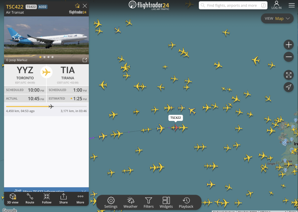 Screenshot nga FlightRadar, avioni A330 i Air Transat me destinacion TIA-n duke fluturuar mbi Atlantik