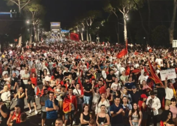 Protestuesit rrethojnë Kryeministrinë: Do ta kalojmë natën në shesh