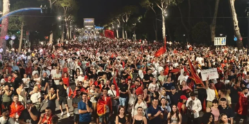 Protestuesit rrethojnë Kryeministrinë: Do ta kalojmë natën në shesh