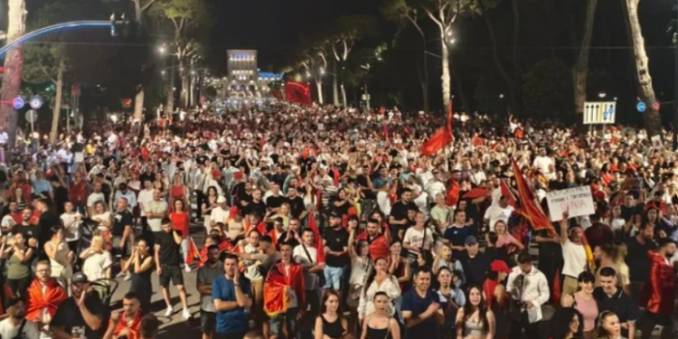 Protestuesit rrethojnë Kryeministrinë: Do ta kalojmë natën në shesh