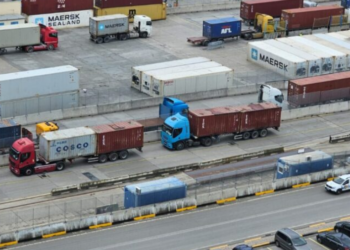 Radhë kamionësh në Portin e Durrësit, kosto shtesë për operatorët dhe rrezik për dëmtim mallrash