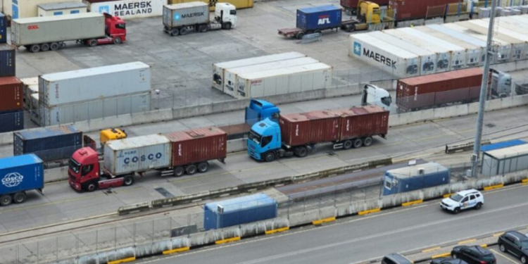 Radhë kamionësh në Portin e Durrësit, kosto shtesë për operatorët dhe rrezik për dëmtim mallrash