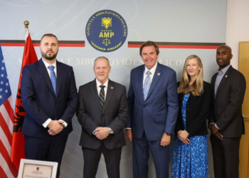 Qose vlerëson këshilltarin amerikan Richard F. Bates në rritjen e standardeve të AMP-së