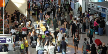 Alarm në Itali: Pritje deri në 6 orë në aeroporte, rrezik kaosi gjatë verës
