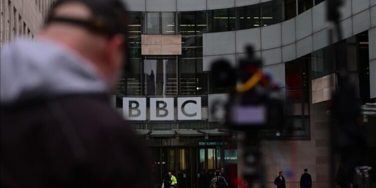 BBC do të shkurtojë qindra vende pune në sektorin e lajmeve
