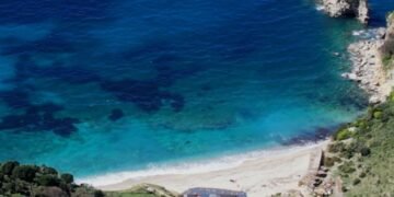 Pas “pikës së voçkël”, resorti i çunave të Apex-it në Plazhin e Pasqyrave rrezikon të rrafshojë fshatin Manastir