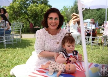 FOTO/ Presidenti Begaj dhe Zonja e Parë presin fëmijët e grave ushtarake për 1 Qershorin