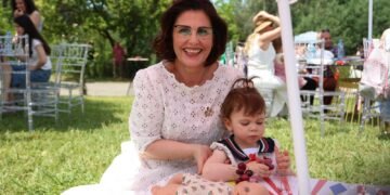 FOTO/ Presidenti Begaj dhe Zonja e Parë presin fëmijët e grave ushtarake për 1 Qershorin