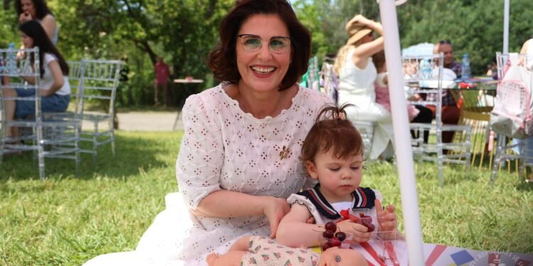 FOTO/ Presidenti Begaj dhe Zonja e Parë presin fëmijët e grave ushtarake për 1 Qershorin