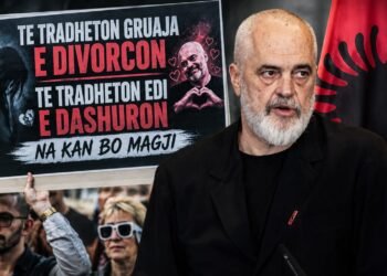 “Revolucioni imagjinar i flamingove”, Rama poston memet: Më argëtojnë