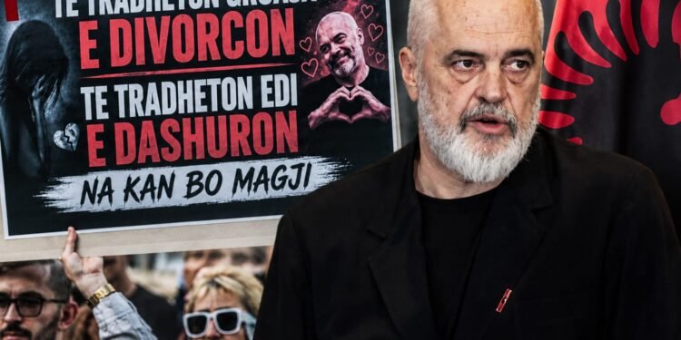 “Revolucioni imagjinar i flamingove”, Rama poston memet: Më argëtojnë