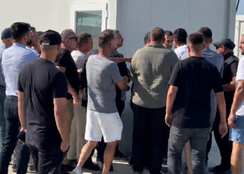 Plas në Aeroportin e Vlorës, punonjësit e Behgjet Pacollit dhe Valon Ademit përplasen te porta
